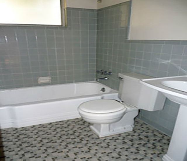 a bathroom with a toilet and a bath tub